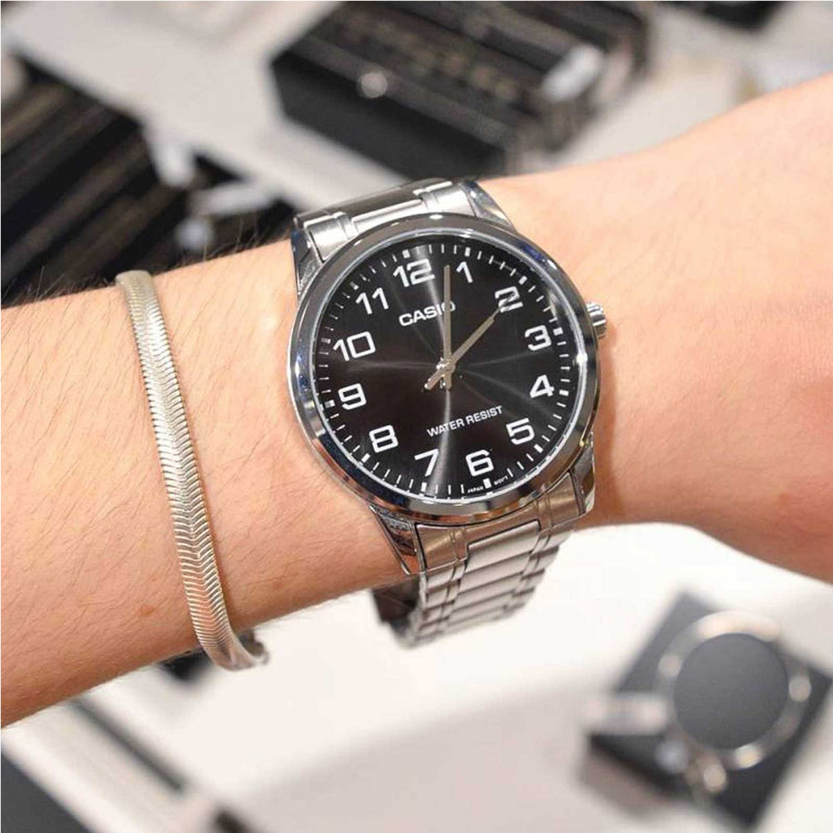 Silver Stainless Steel Quartz Watch – Classic Unisex Design