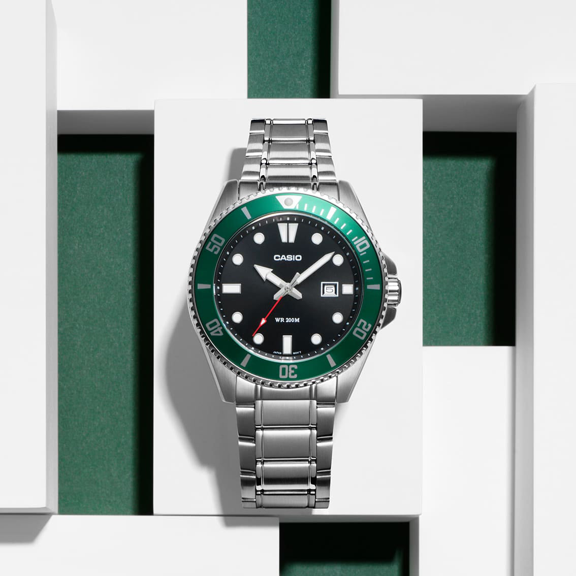 Men’s Diver-Style Stainless Steel Watch – 200M Water Resistance