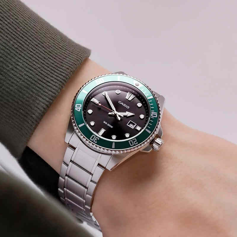 Men’s Diver-Style Stainless Steel Watch – 200M Water Resistance
